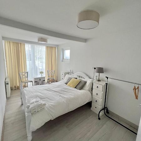 Newly Renovated 1 Bedroom Flat With Garden Pergola エニス エクステリア 写真