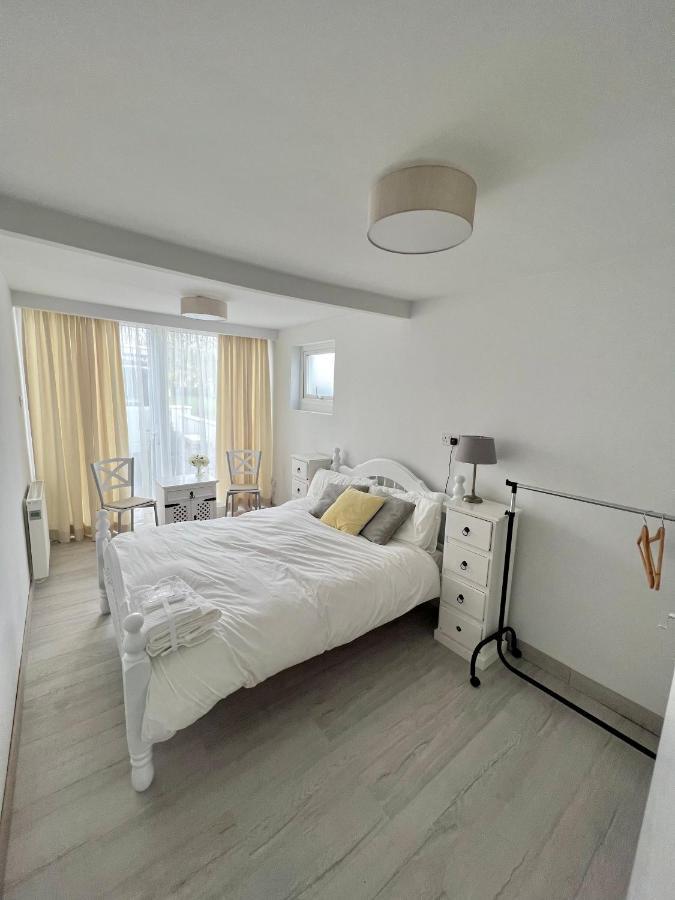 Newly Renovated 1 Bedroom Flat With Garden Pergola エニス エクステリア 写真